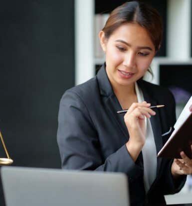 How Immigration Paralegals Simplify the H-1B Visa Transfer Process